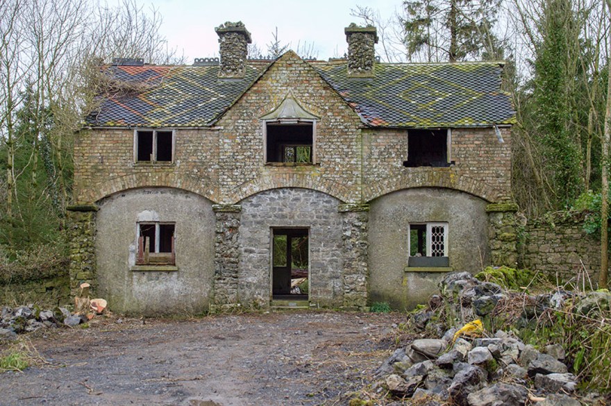 Lodge House (front) - Forsaken Ireland